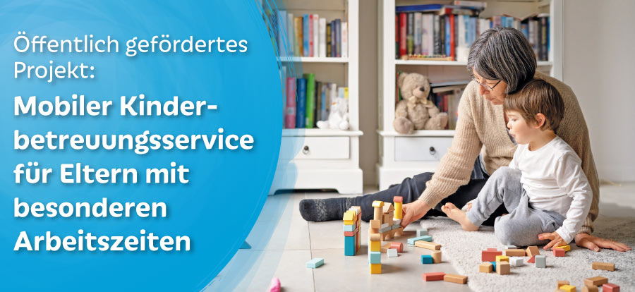 Foto: Erwachsene Person und Kind spielen mit Bauklötzen, daneben Text: Öffentlich gefördertes Projekt: Mobiler Kinderbetreuungsservice für Eltern mit besonderen Arbeitszeiten.